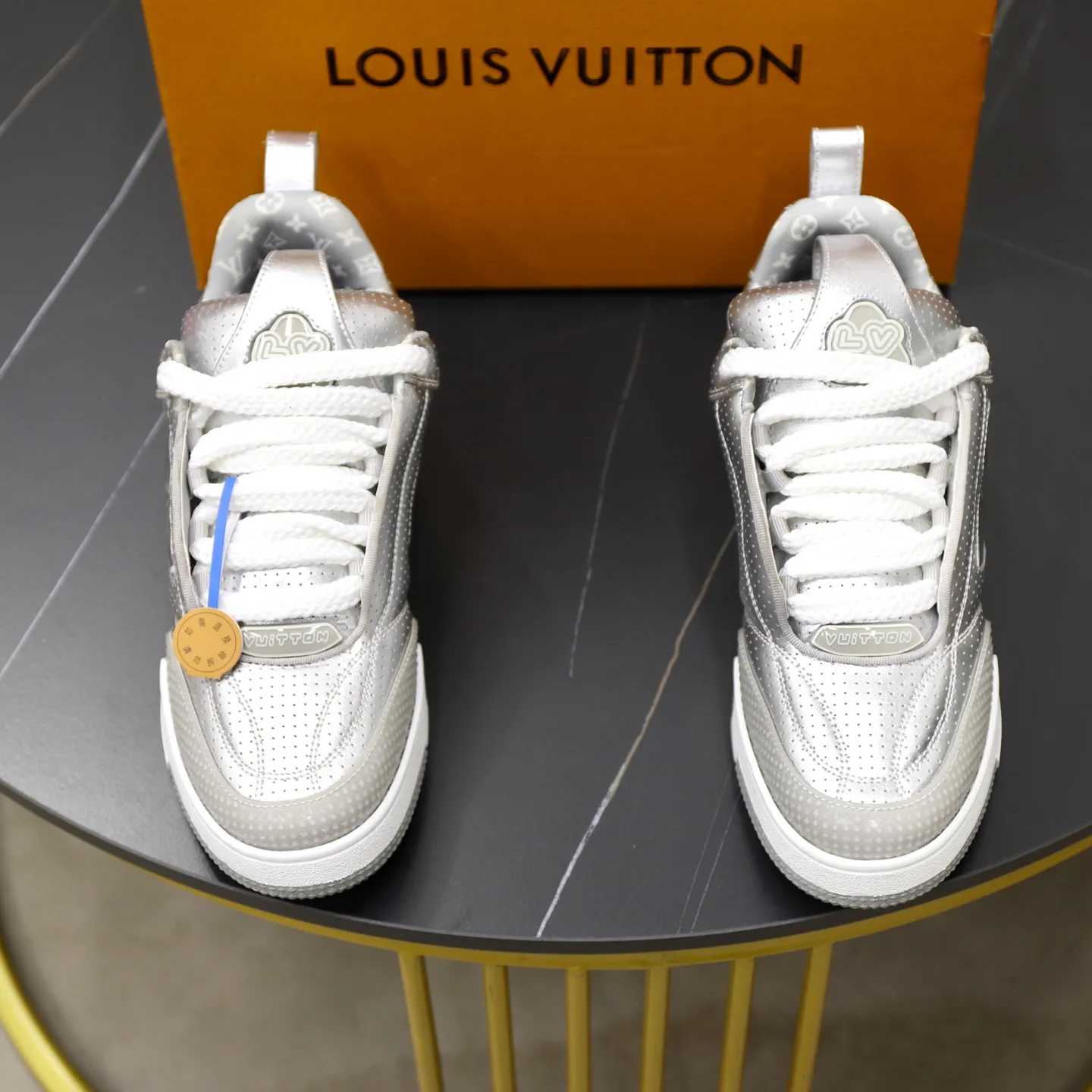 Ex-factory price: 860💰LV Couple👫Louis Vuitton TRAINER sneakers classic Louis Vuitton men's artistic director Virgil Abloh picked inspiration to create this LV Trainer sneaker. Yingze crystal inlays present a colorful effect. VS can be matched with two gorgeous effect colors. The LV letter logo badge on the tongue is gorgeous and noble. The LV letter is decorated on the side. The outsole is decorated with a Monogram flower pattern. It shows the trend of elegance and nobility! Men's and women's models: 35-46